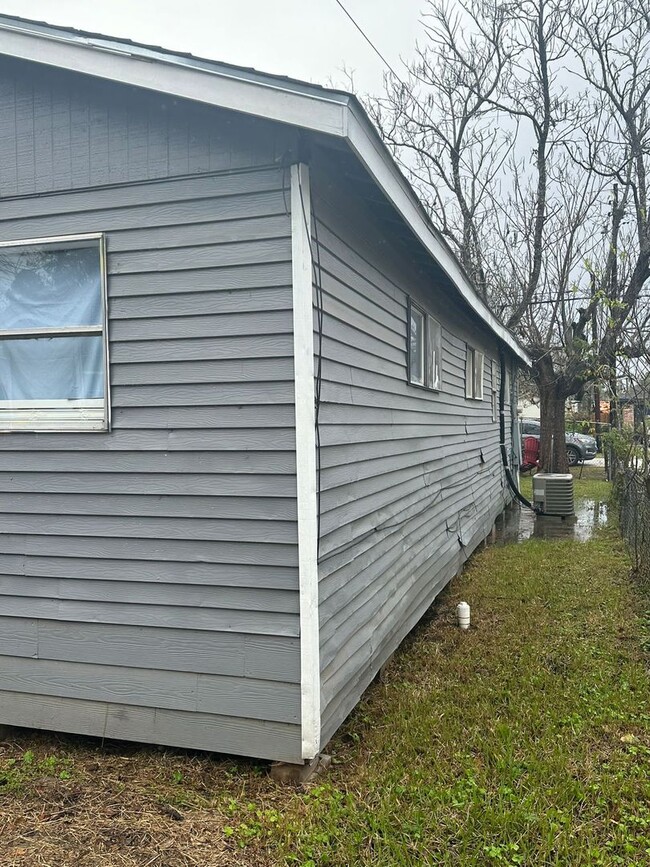 Building Photo - 3-bedroom, 2-bathroom house