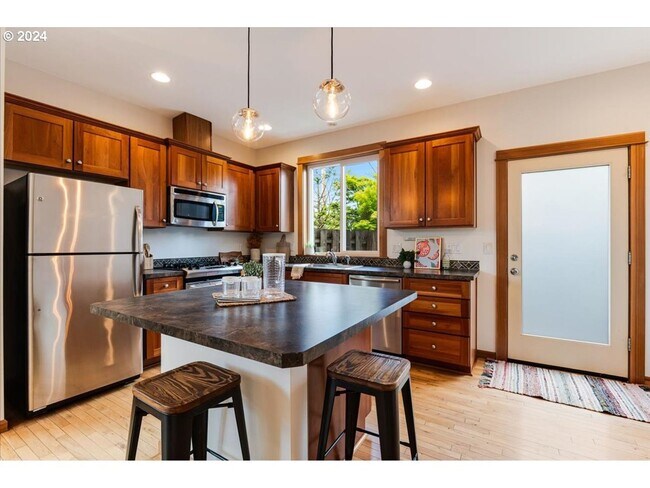 Building Photo - Charming 3-Bed, 2.5-Bath Townhome with Private Patio, Open Floor Plan, and Prime King Neighborhoo...