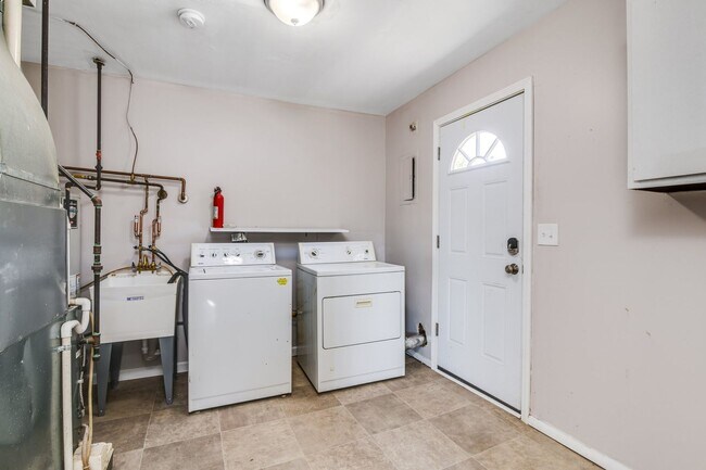 Building Photo - Introducing a beautiful 3 bedroom, 1 bathr...
