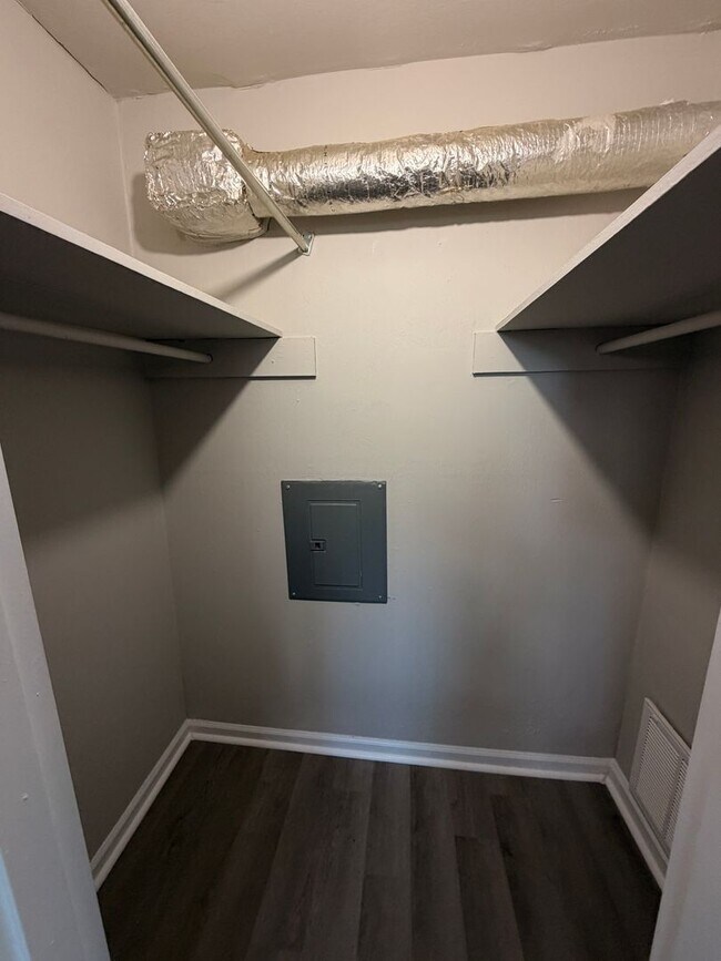Building Photo - 1 Bedroom, 1 Bathroom close to public transportation in the Heart of Lexington