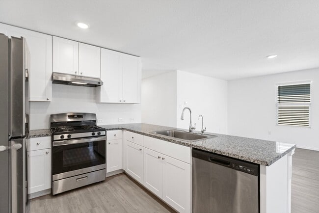 Building Photo - Charming Home Awaits: Spacious & in a Prime Location