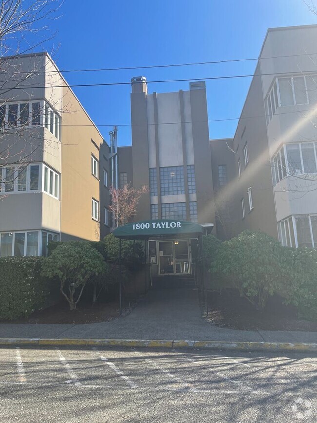 Building Photo - Cute and Cozy East Queen Anne Condo with 2...
