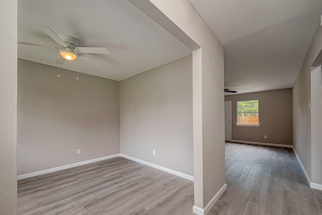 Building Photo - 8619 Valley Meadow Dr