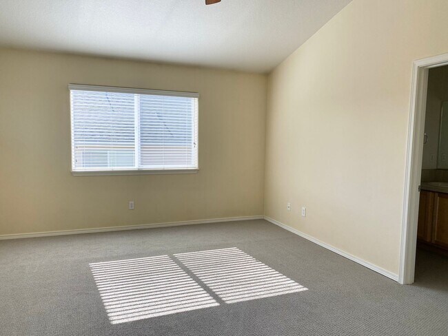 Building Photo - Fantastic Townhome close to Nike