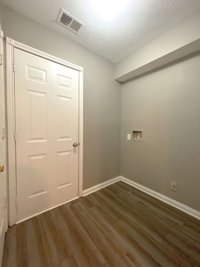 Building Photo - 2 bedroom 1 bath