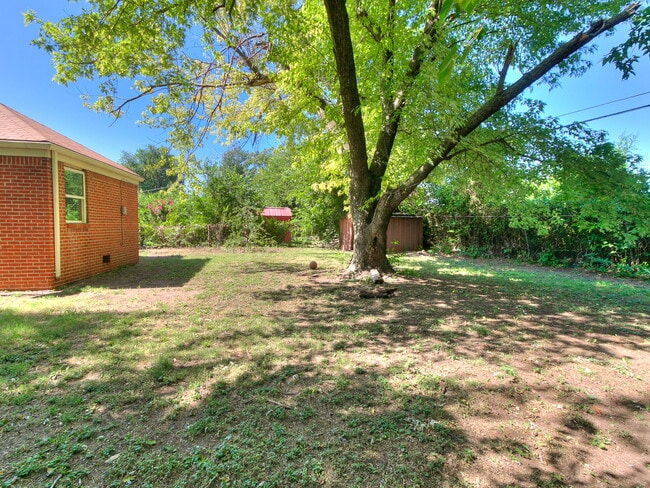 Building Photo - 1121 Bellevidere Dr