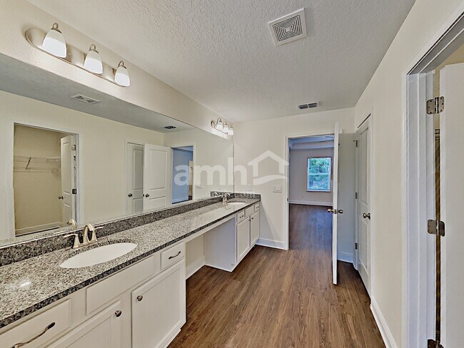 Building Photo - 707 Zarabrooke Ct