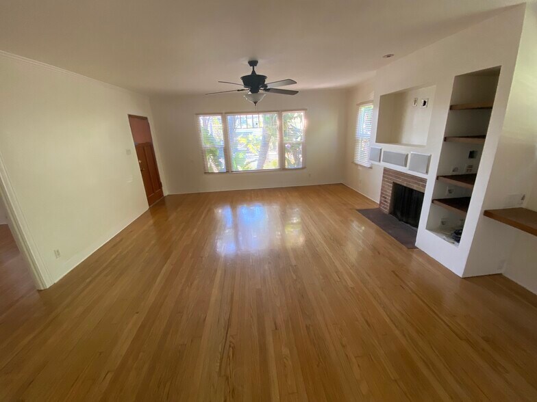 Livingrm1 - 1057 E Main St