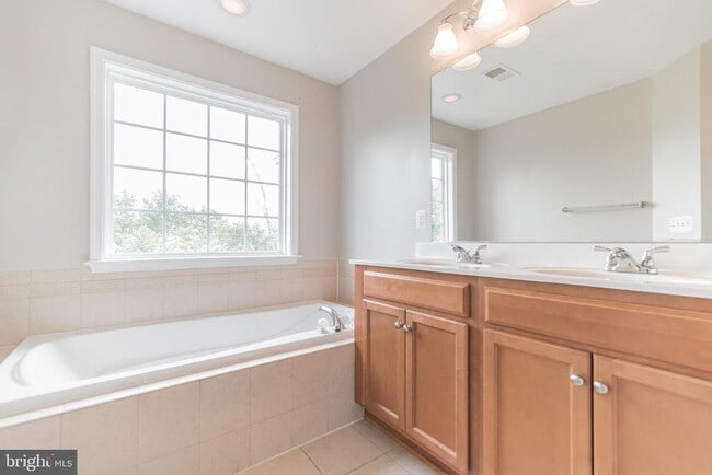 Building Photo - 2440 Battery Hill Cir