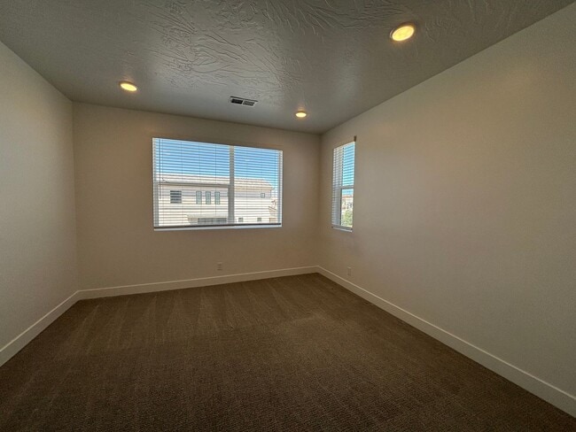 Building Photo - 1 BEDROOM APARTMENT FOR RENT IN DESERT COLOR!