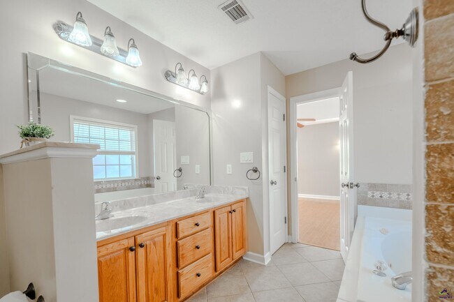 Building Photo - 611 Bay Laurel Cir