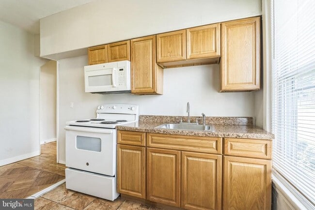 Building Photo - 5340 N 12th St