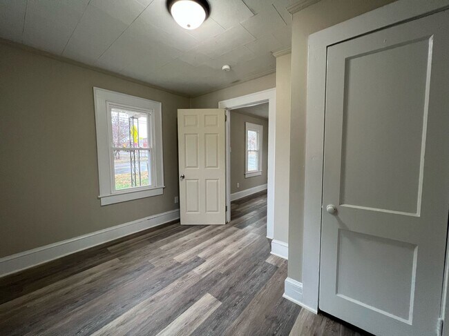 Building Photo - 3 Bedroom 1 Bathroom Home Located In Green...