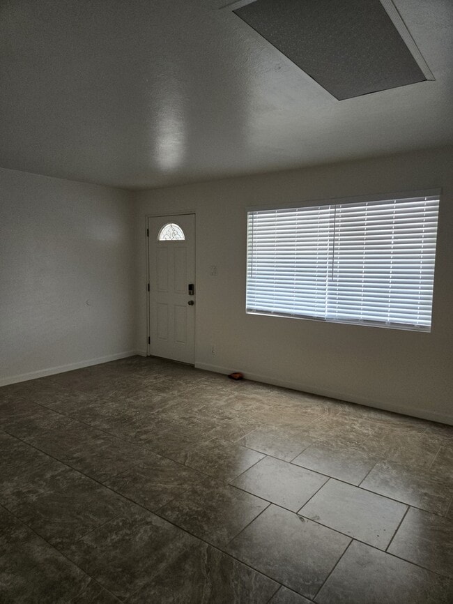 Building Photo - 2 Bedroom, 1.5 Bath Home Available Now! SECTION 8 ACCEPTED!