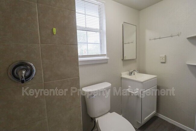 Building Photo - 405 S Maple St