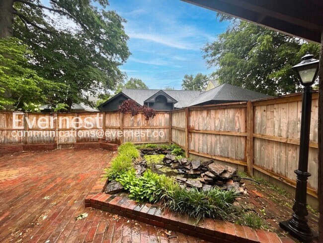 Building Photo - 756 S Willett St
