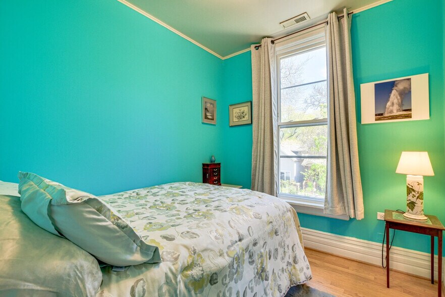 Building Photo - 1810 N Albany Ave