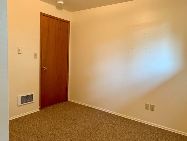 Building Photo - Cozy and Private Two Bedroom in Queen Anne-parking included!