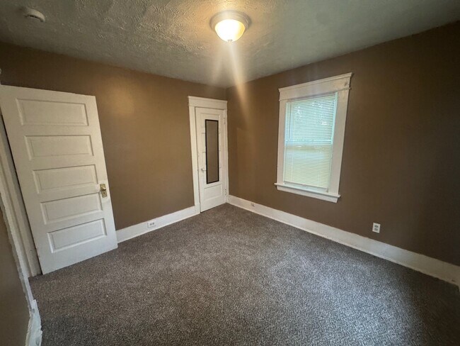 Building Photo - 1056 E 99th St