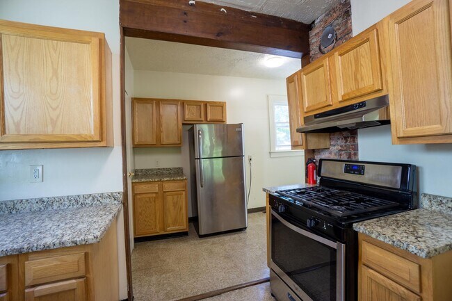Building Photo - Available 6/1/26 - Single Family Home