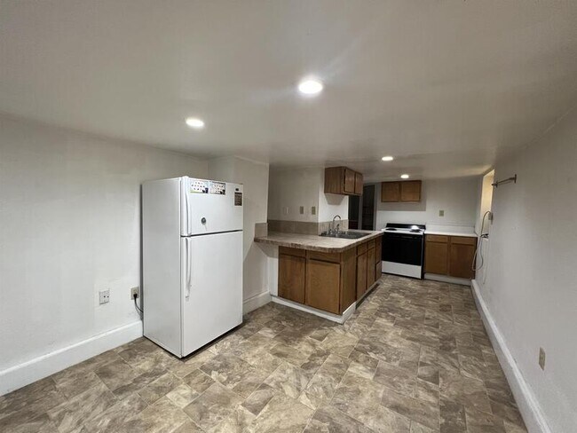Building Photo - 1110 E 200 S