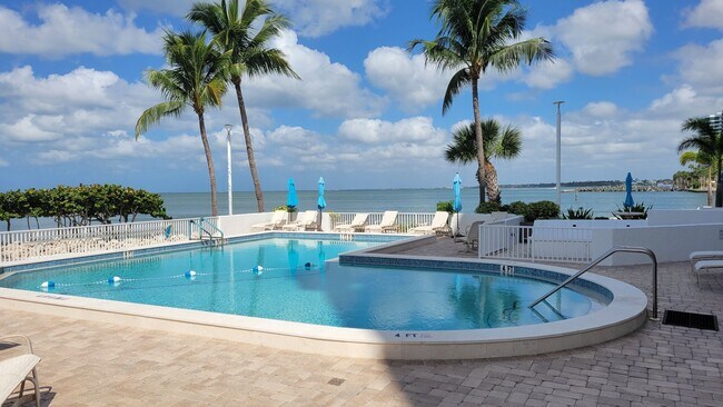 Building Photo - Beautifully renovated 2/2 condo downtown Sarasota with view of Bay!