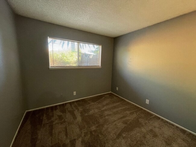 Building Photo - Move-In Ready 2-Bedroom Duplex with Modern...