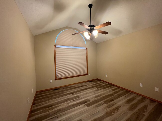 Building Photo - Open Floor plan with plenty of storage space!