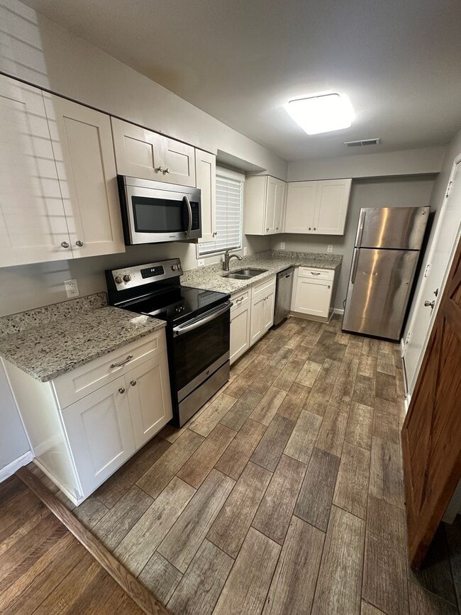 Building Photo - Beautiful Home in Colonial Acres!