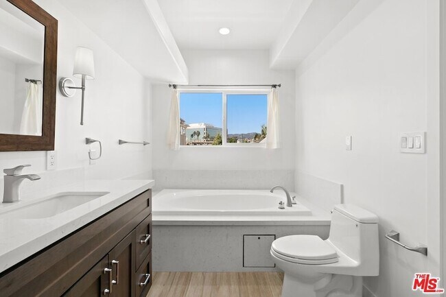 Building Photo - 11723 Mayfield Ave