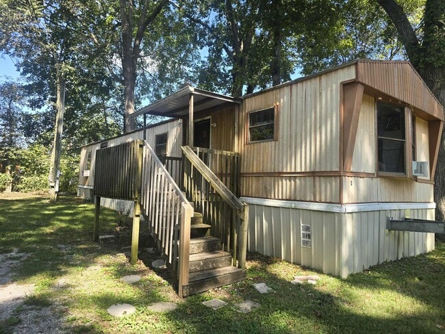 Primary Photo - 1380 Mapleash Ave