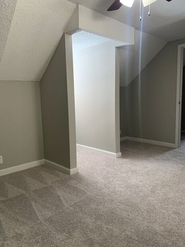 Building Photo - Your Next Home Awaits: 4BR/2BA in Desirable Prairie Village Location!