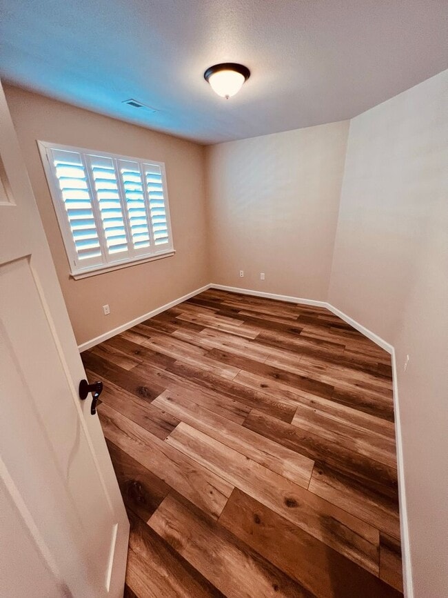 Building Photo - Stunning 5 bedroom W/Bed & Full Bath on Main Floor