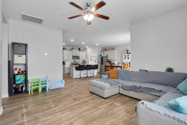 Building Photo - 402 Isabelle St