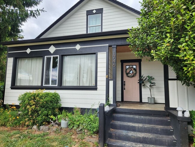 Building Photo - Victorian Style Home Rent Ready!!