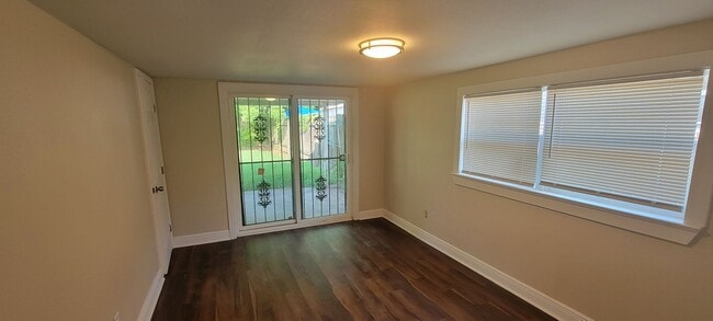 Building Photo - Newly Renovated 4 BEDROOM SINGLE FAMILY HOME