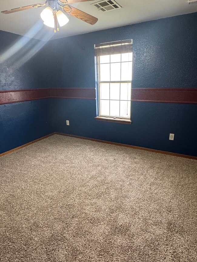 Building Photo - 3 bedroom, 2 bathroom, 2 car garage in Sou...
