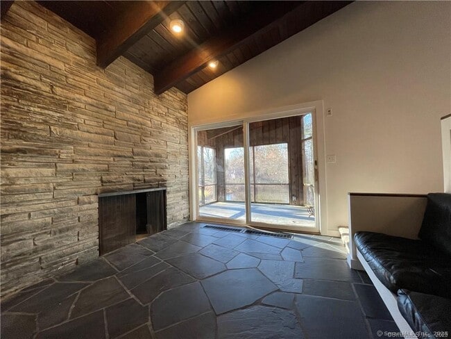 Building Photo - 860 Oakwood Rd