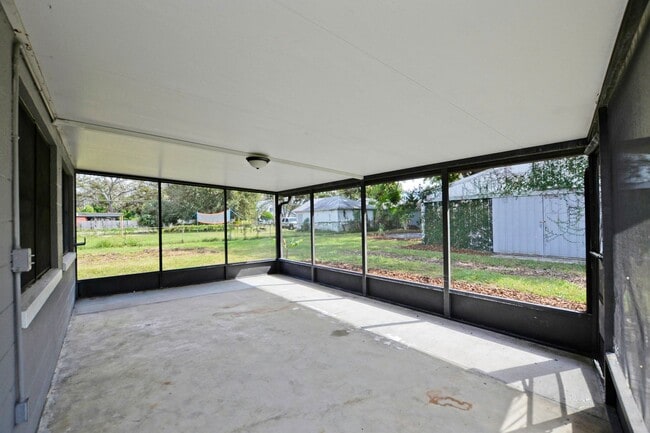 Building Photo - 4 bed 2 bath home