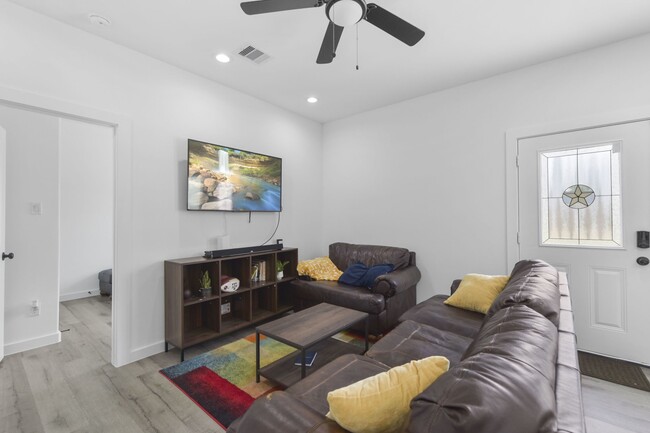 Building Photo - 5208 Laura Koppe Rd