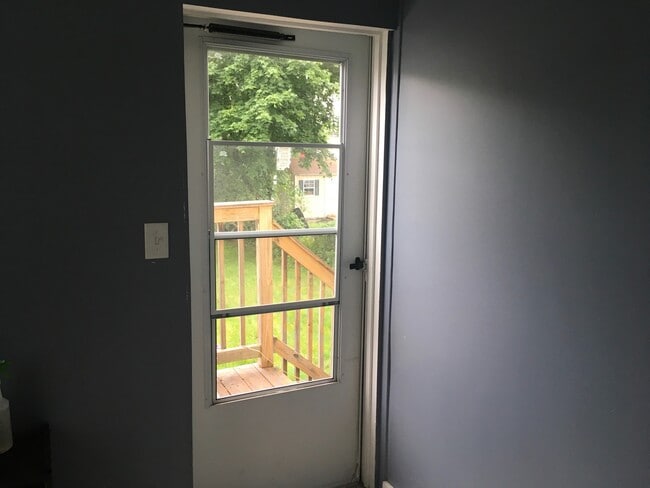 Building Photo - Spacious 3 Bedroom Single-family in Berlin!