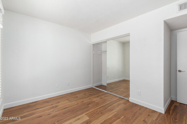 Building Photo - 2439 E Dahlia Dr