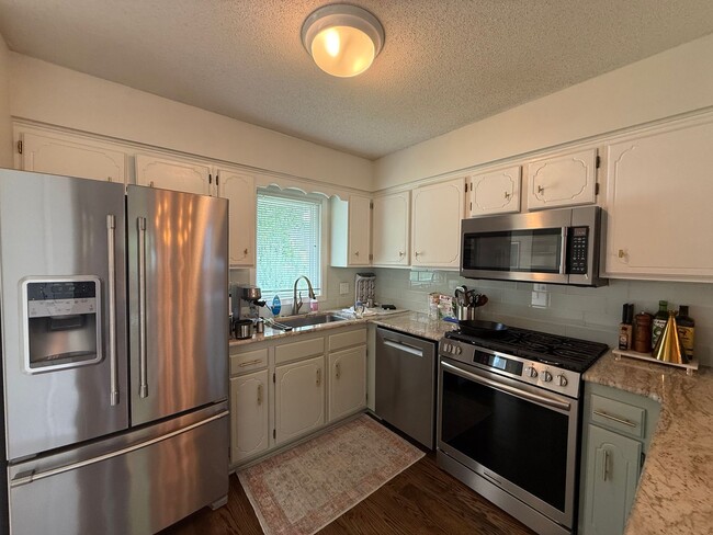 Building Photo - Beautifully Updated 4 Bed 2 Bath St.Paul S...