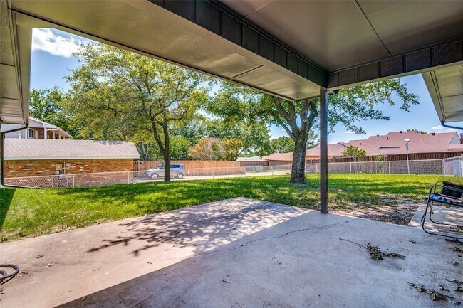 Building Photo - 2013 S Lakeshore Dr