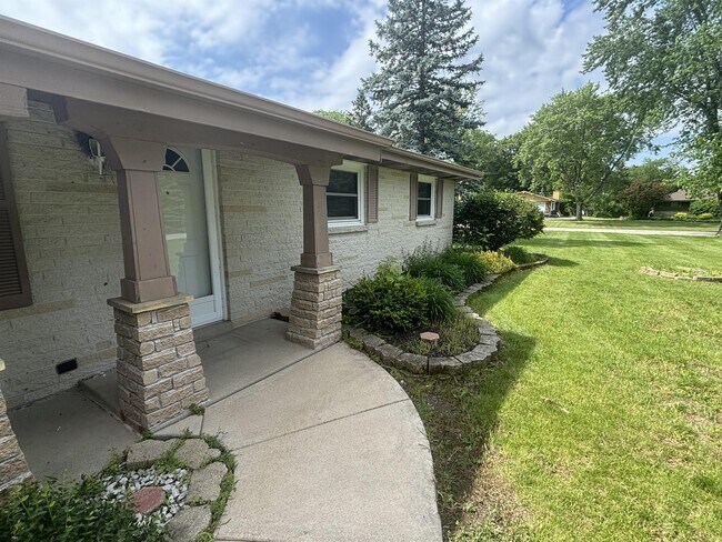 Building Photo - S90W22665 Loretto Ln