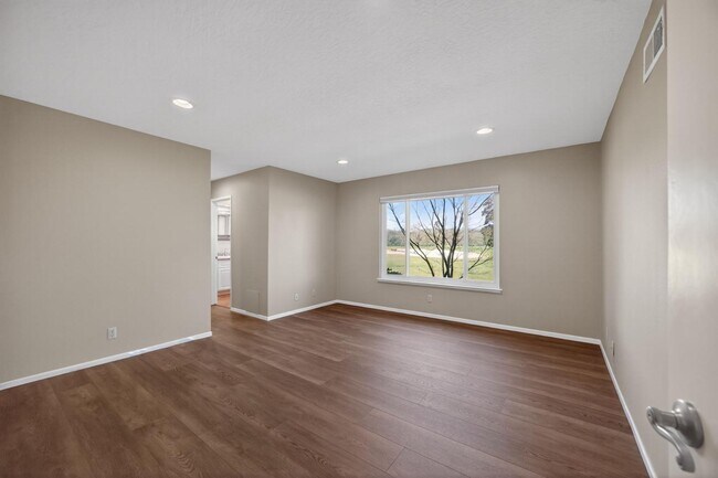 Building Photo - 1525 Fairway Dr