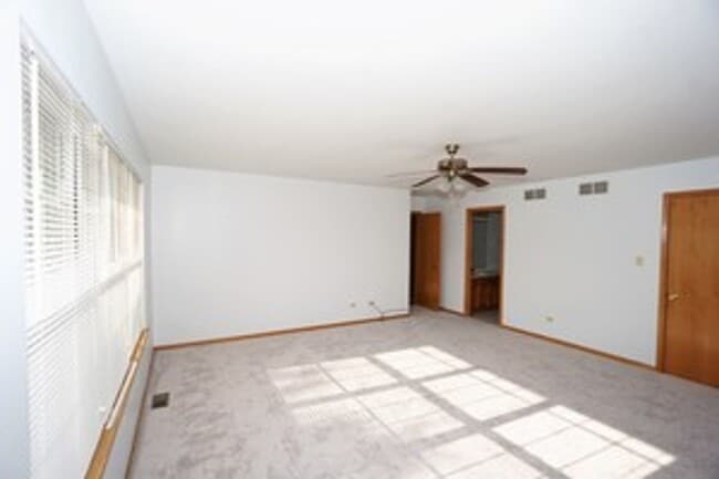 Building Photo - Beautiful 3 bedroom 2.5 Bathroom townhome