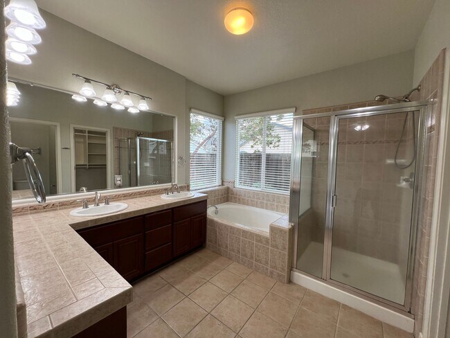 Building Photo - 4 bedrooms, an office and single-story home with a pool!!