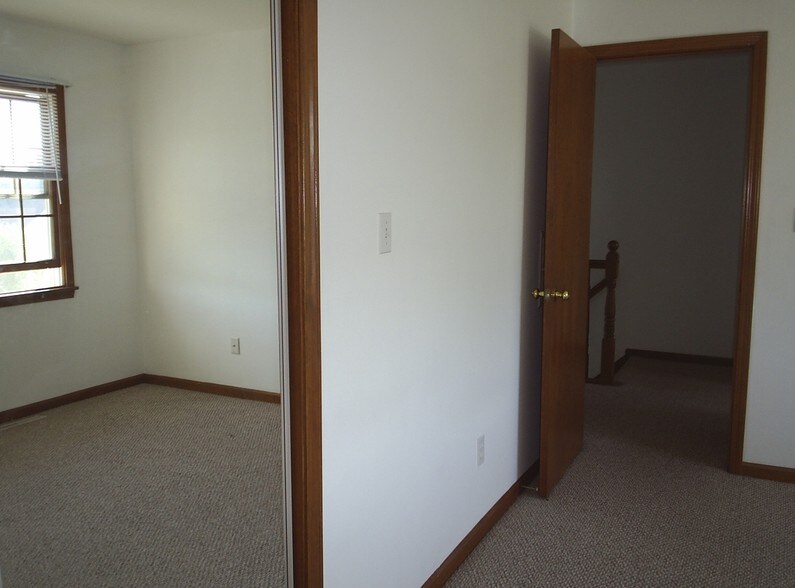Full Sliding/Glass Doors/California Closet - 236 Crabapple Ln