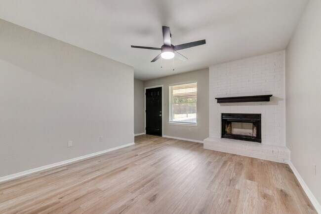 Building Photo - Completely Remodeled Triplex Unit 2 bed 1....